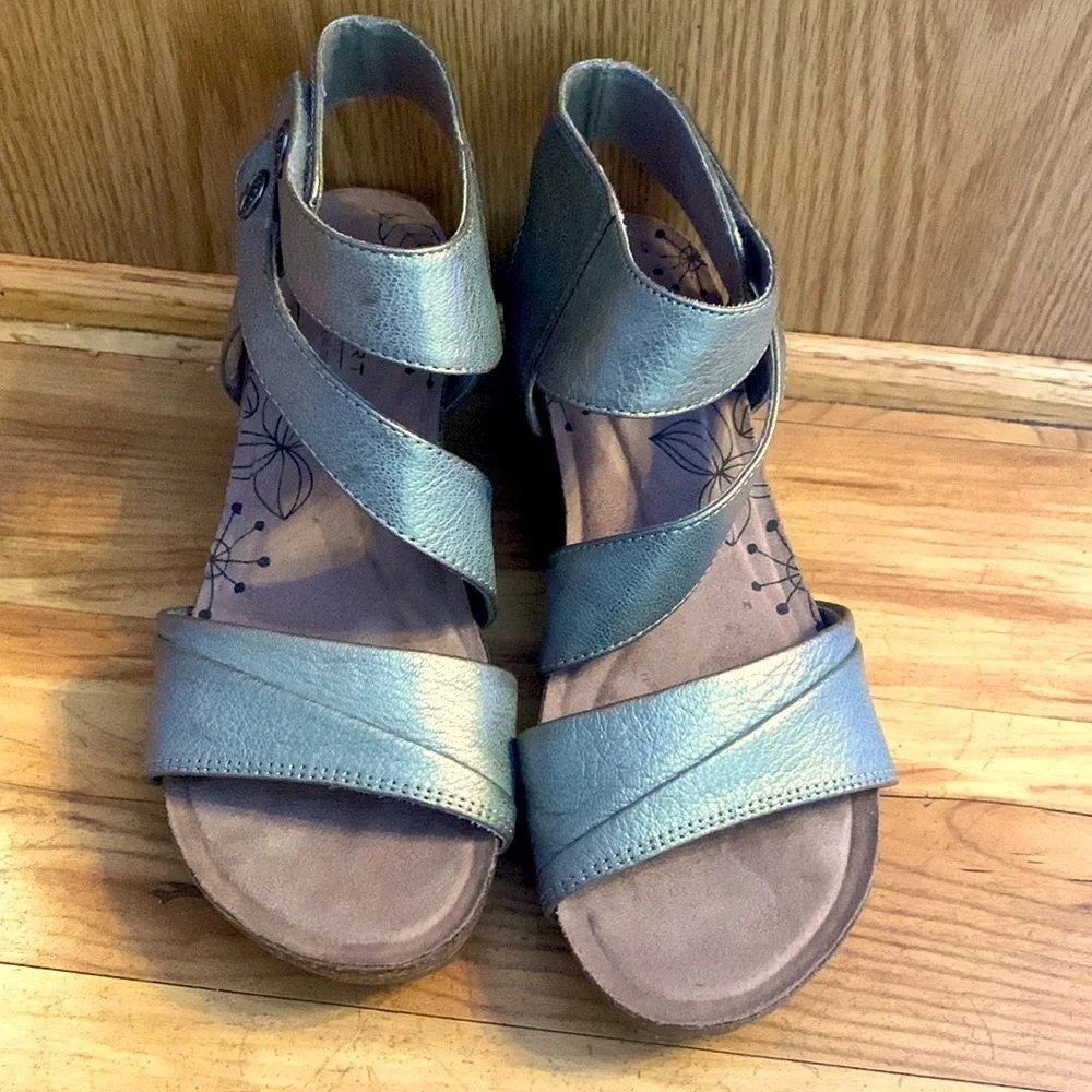Rockport Cobb Hill Size 6 asymmetry metallic leather strap comfort sandals EUC